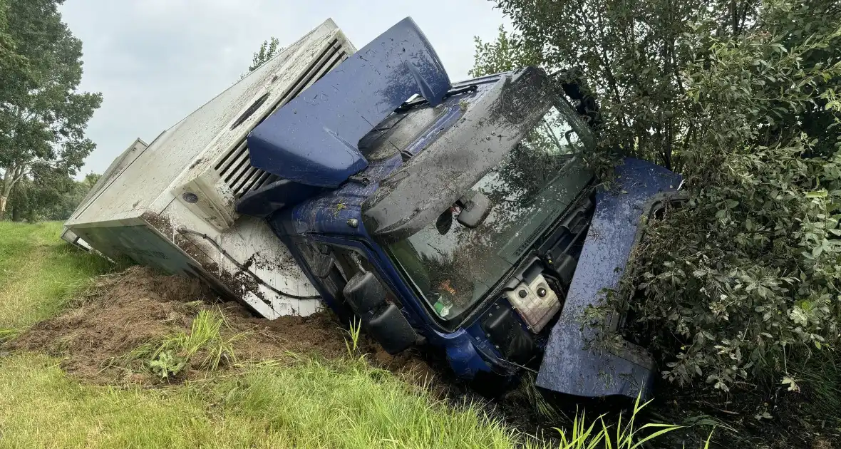 Vrachtwagen belandt in sloot naast snelweg - Foto 7