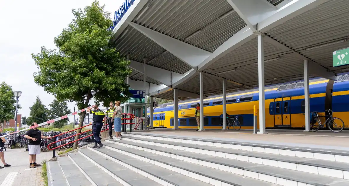 Persoon overleden na aanrijding met trein op station - Foto 10