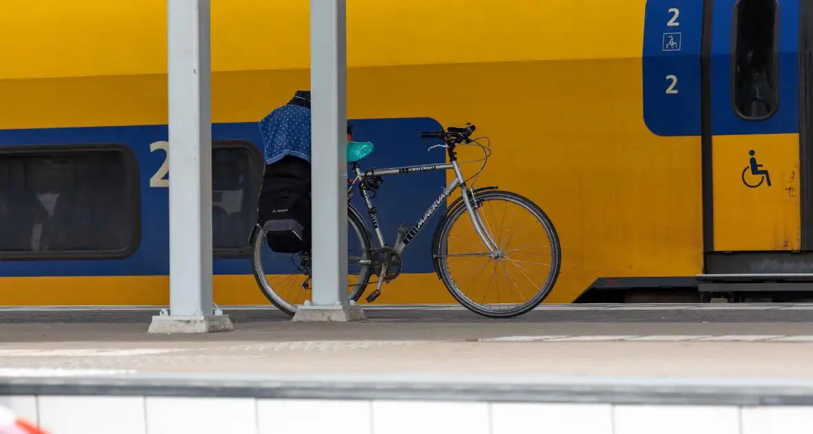 Persoon overleden na aanrijding met trein op station - Foto 11