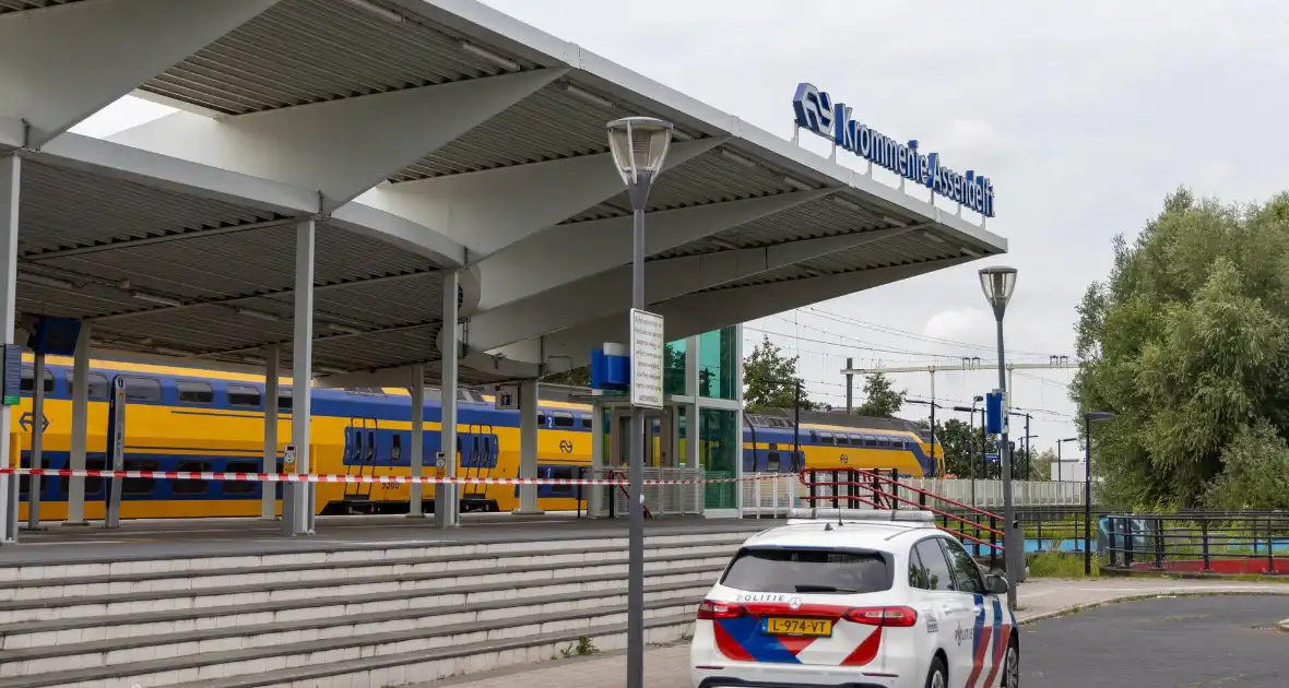 Persoon overleden na aanrijding met trein op station - Foto 7