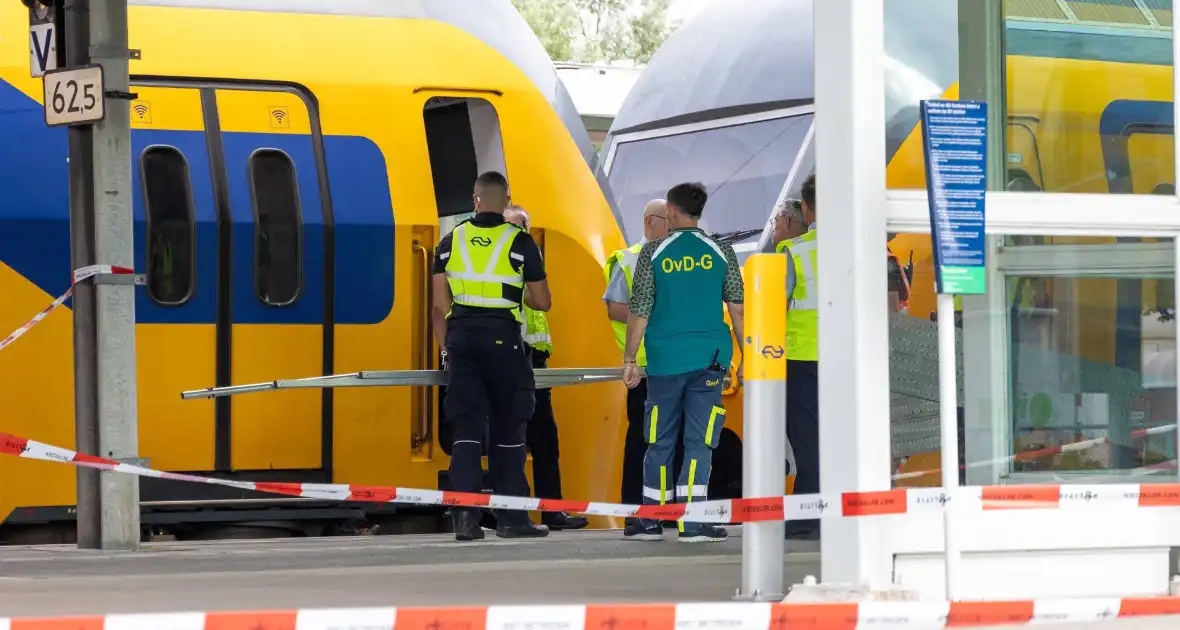 Persoon overleden na aanrijding met trein op station - Foto 9