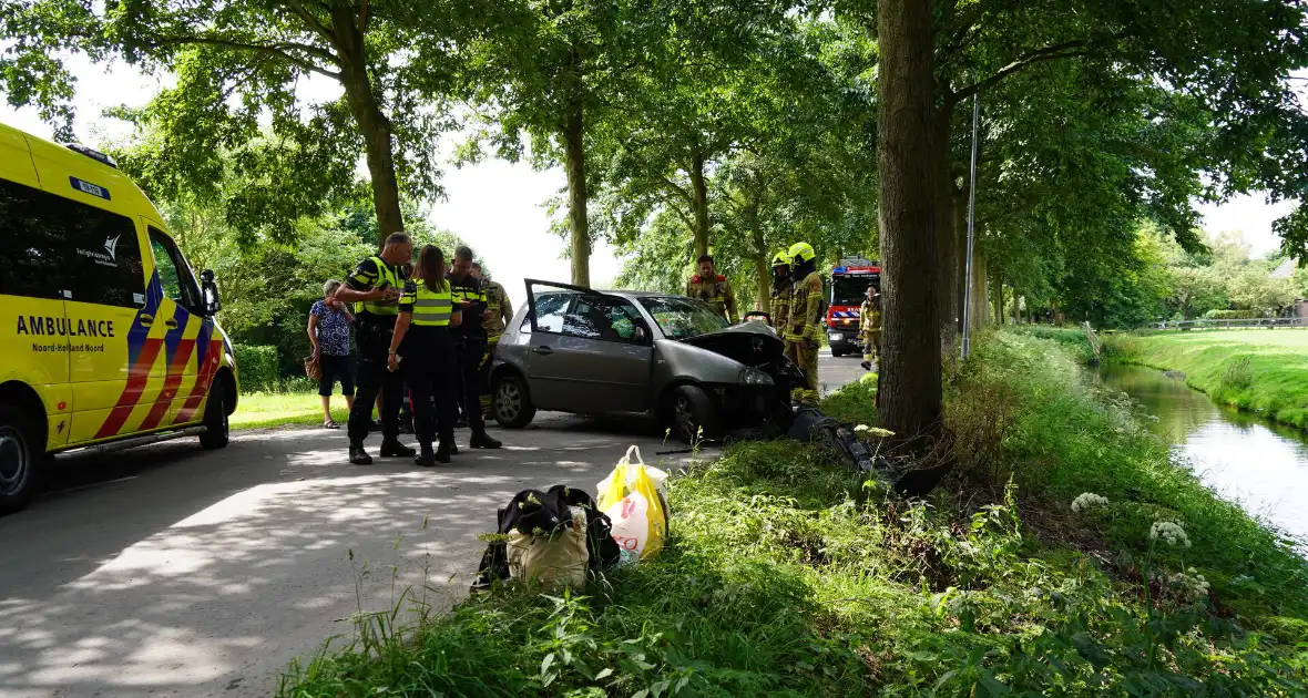 Inzittenden gewond bij botsing tegen boom