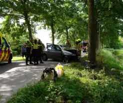 Inzittenden gewond bij botsing tegen boom