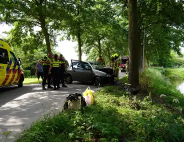 Inzittenden gewond bij botsing tegen boom