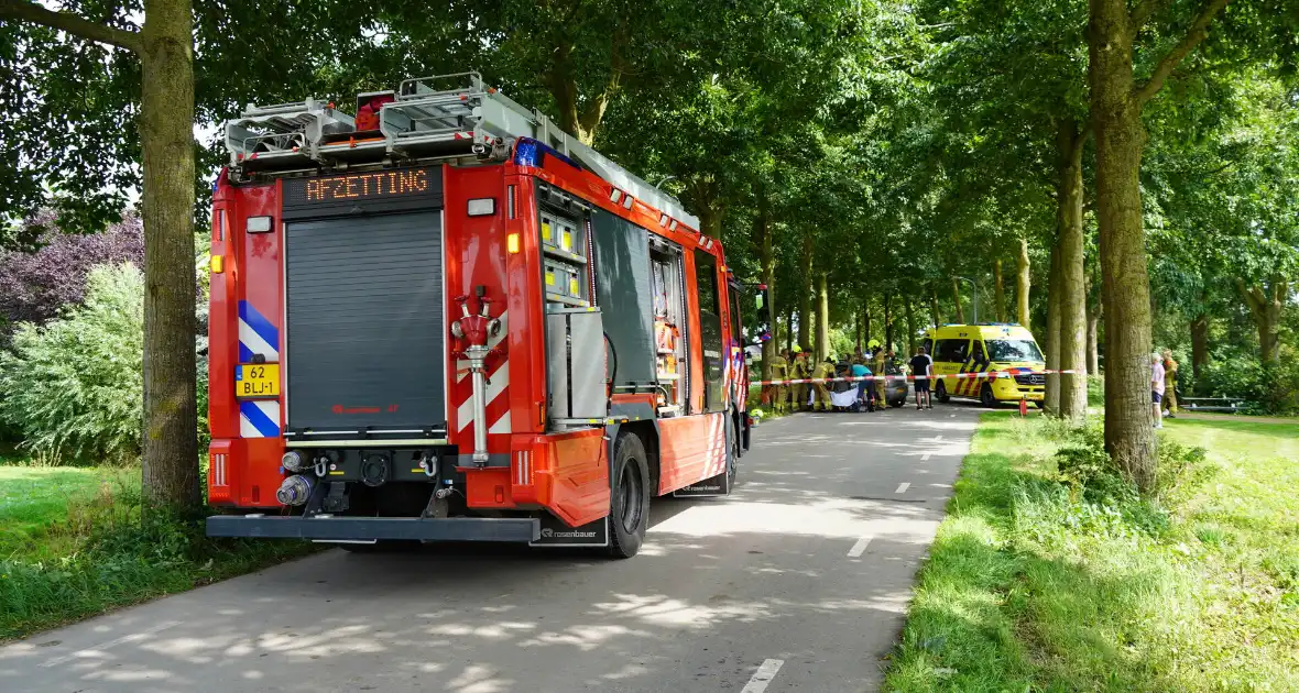 Inzittenden gewond bij botsing tegen boom - Foto 1