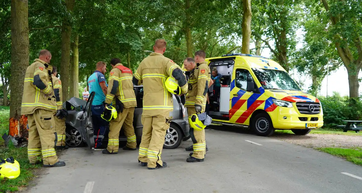 Inzittenden gewond bij botsing tegen boom - Foto 10