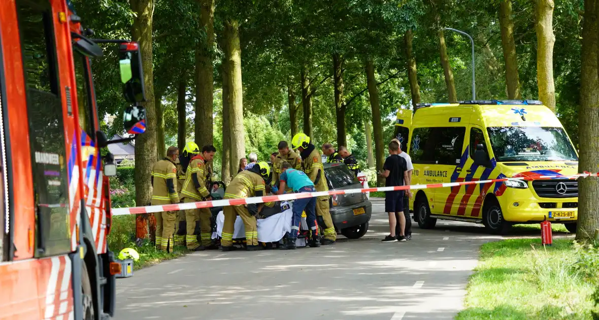 Inzittenden gewond bij botsing tegen boom - Foto 2