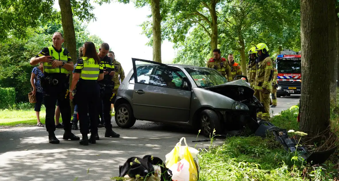 Inzittenden gewond bij botsing tegen boom - Foto 3