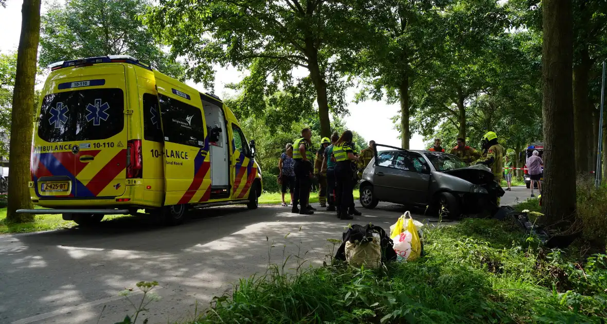 Inzittenden gewond bij botsing tegen boom - Foto 4