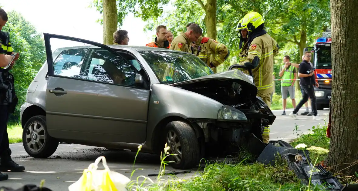 Inzittenden gewond bij botsing tegen boom - Foto 5