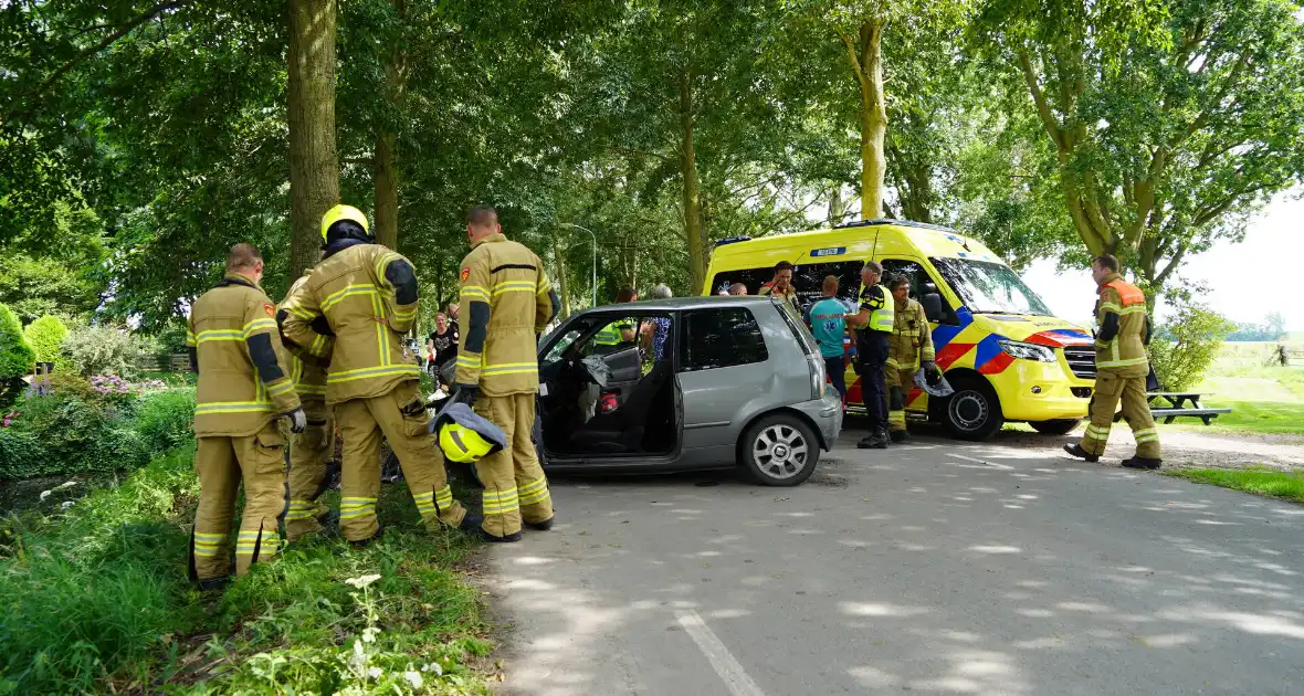 Inzittenden gewond bij botsing tegen boom - Foto 7