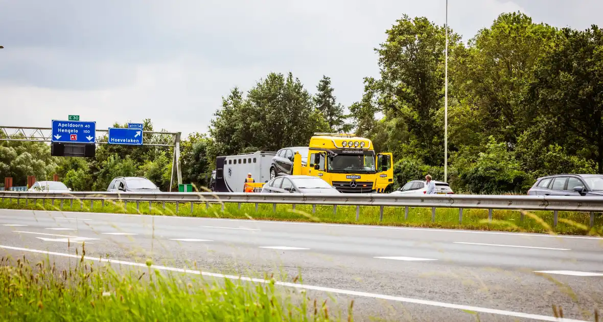 Rijbaan snelweg afgesloten door verkeersongeval