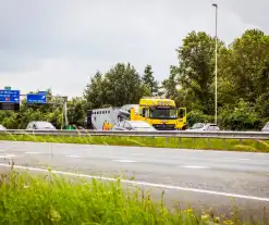 Rijbaan snelweg afgesloten door verkeersongeval