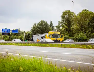 Rijbaan snelweg afgesloten door verkeersongeval