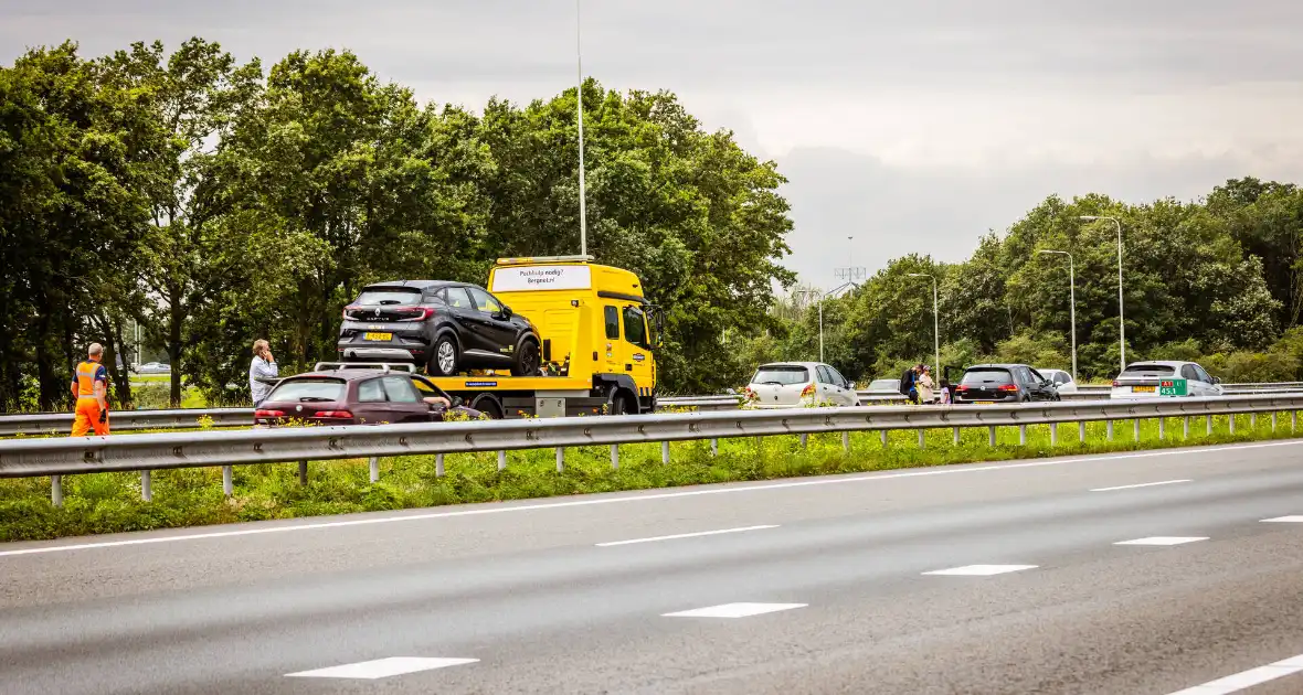 Rijbaan snelweg afgesloten door verkeersongeval - Foto 3