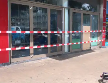 Gevel van winkelpand beschadigd door explosie