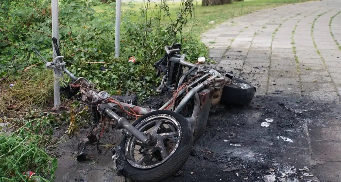 Elektrische deelscooter in brand gestoken