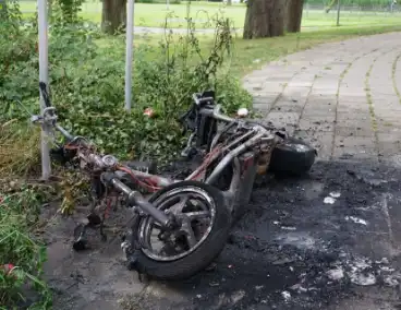 Elektrische deelscooter in brand gestoken