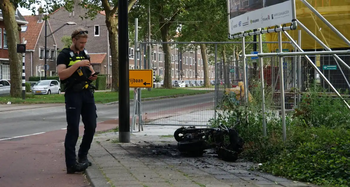 Elektrische deelscooter in brand gestoken - Foto 1