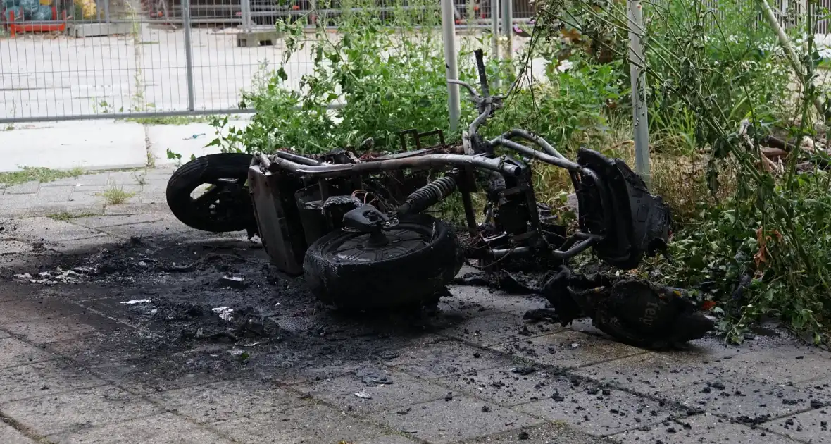 Elektrische deelscooter in brand gestoken - Foto 2