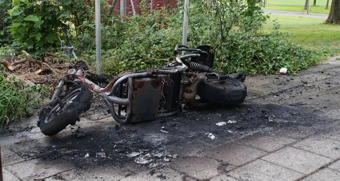 Elektrische deelscooter in brand gestoken - Foto 3