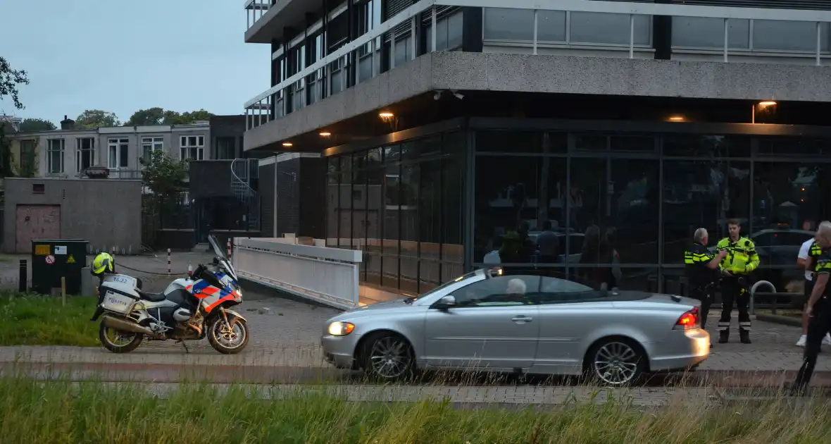 Vermoedelijk beschonken bestuurder met lekke band strand - Foto 2