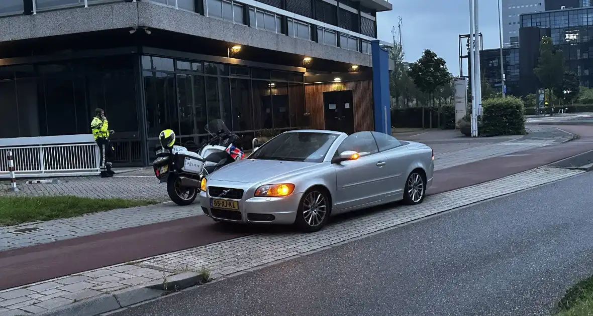 Vermoedelijk beschonken bestuurder met lekke band strand - Foto 5