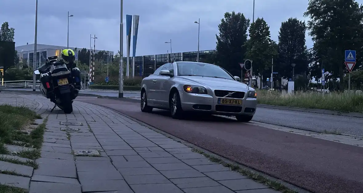 Vermoedelijk beschonken bestuurder met lekke band strand - Foto 6