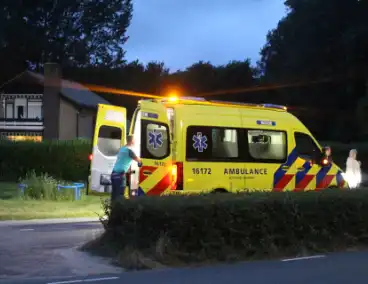 Brommerrijder vliegt uit de bocht