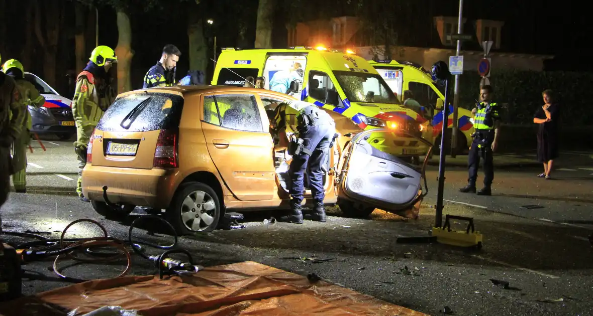 Gewonde bevrijdt na botsing tegen boom