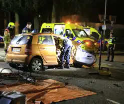 Gewonde bevrijdt na botsing tegen boom