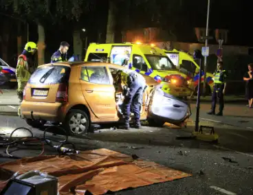 Gewonde bevrijdt na botsing tegen boom