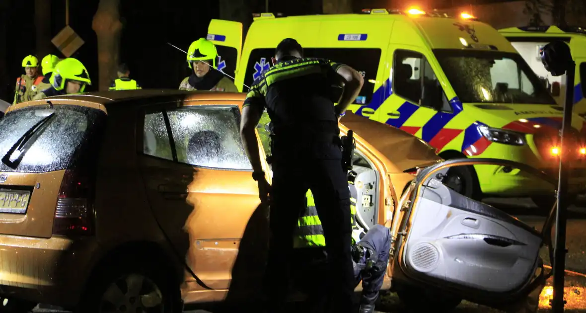 Gewonde bevrijdt na botsing tegen boom - Foto 1