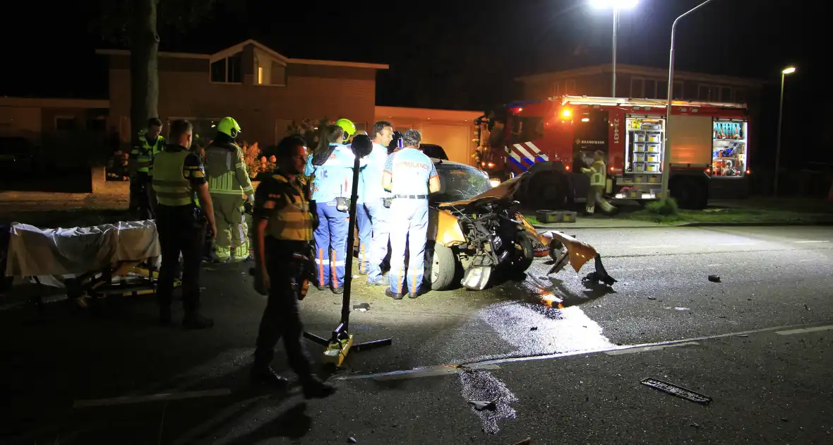 Gewonde bevrijdt na botsing tegen boom - Foto 10