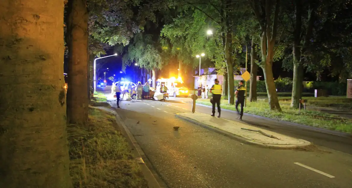 Gewonde bevrijdt na botsing tegen boom - Foto 11