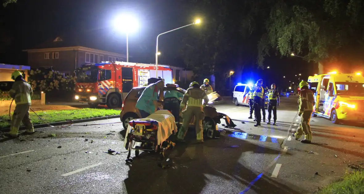 Gewonde bevrijdt na botsing tegen boom - Foto 12