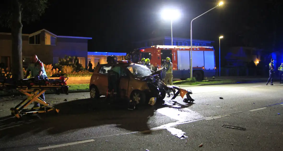 Gewonde bevrijdt na botsing tegen boom - Foto 13