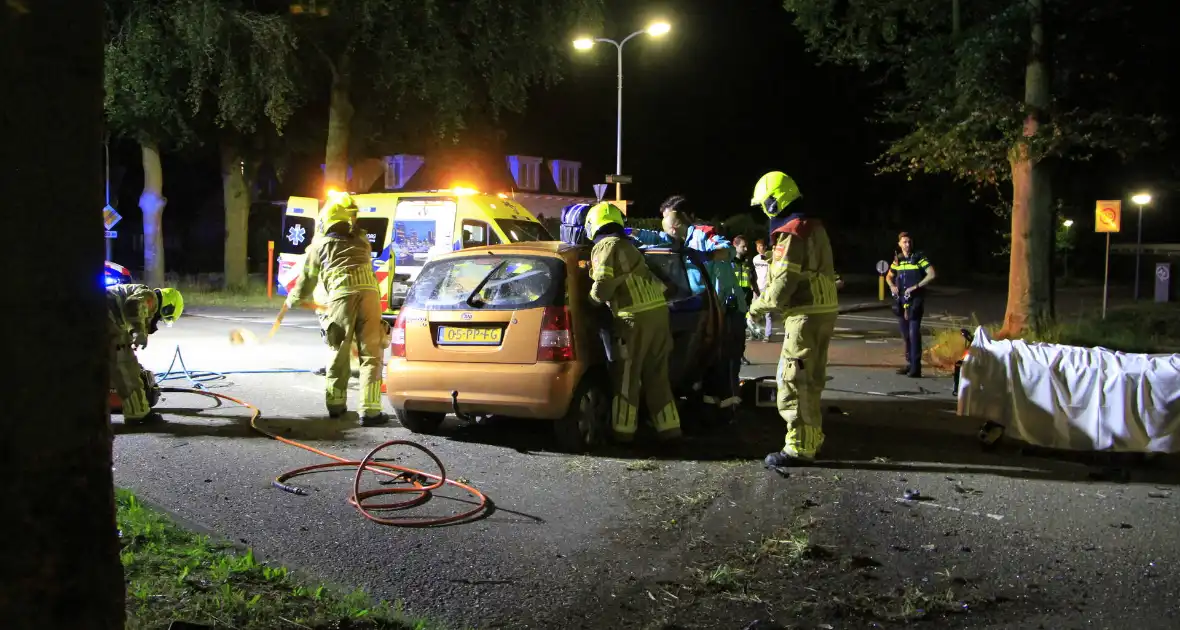 Gewonde bevrijdt na botsing tegen boom - Foto 14