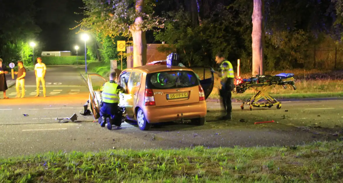 Gewonde bevrijdt na botsing tegen boom - Foto 15