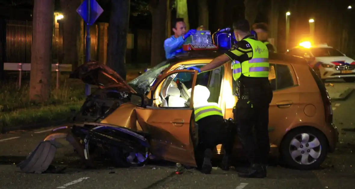 Gewonde bevrijdt na botsing tegen boom - Foto 16