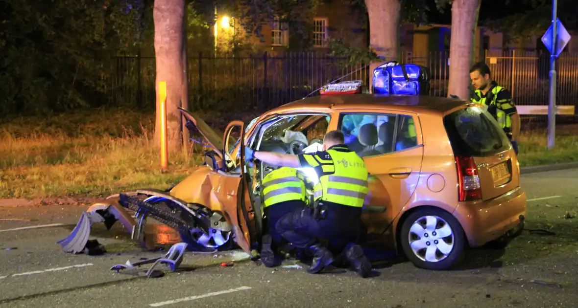 Gewonde bevrijdt na botsing tegen boom - Foto 17