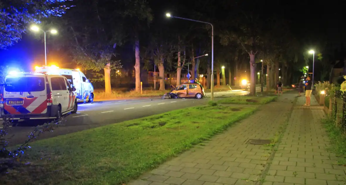 Gewonde bevrijdt na botsing tegen boom - Foto 18