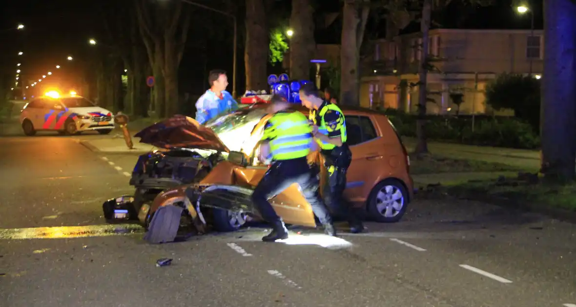 Gewonde bevrijdt na botsing tegen boom - Foto 19