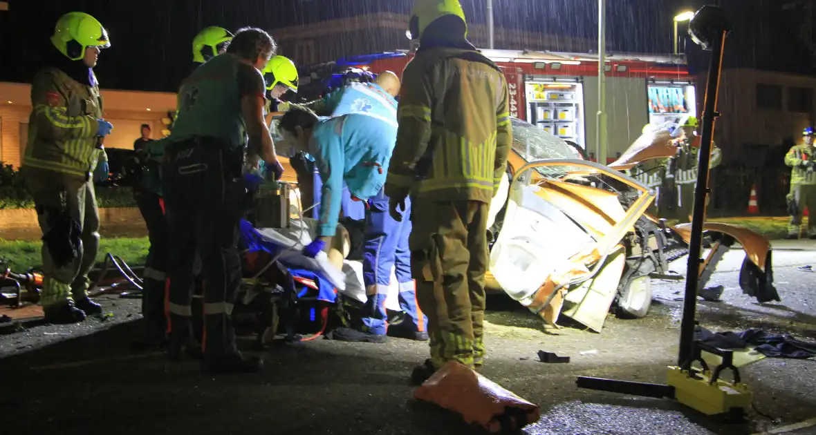 Gewonde bevrijdt na botsing tegen boom - Foto 2