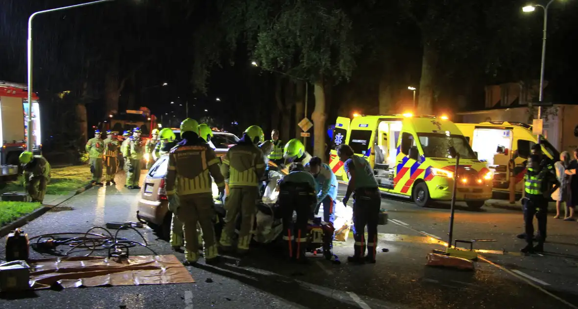 Gewonde bevrijdt na botsing tegen boom - Foto 3