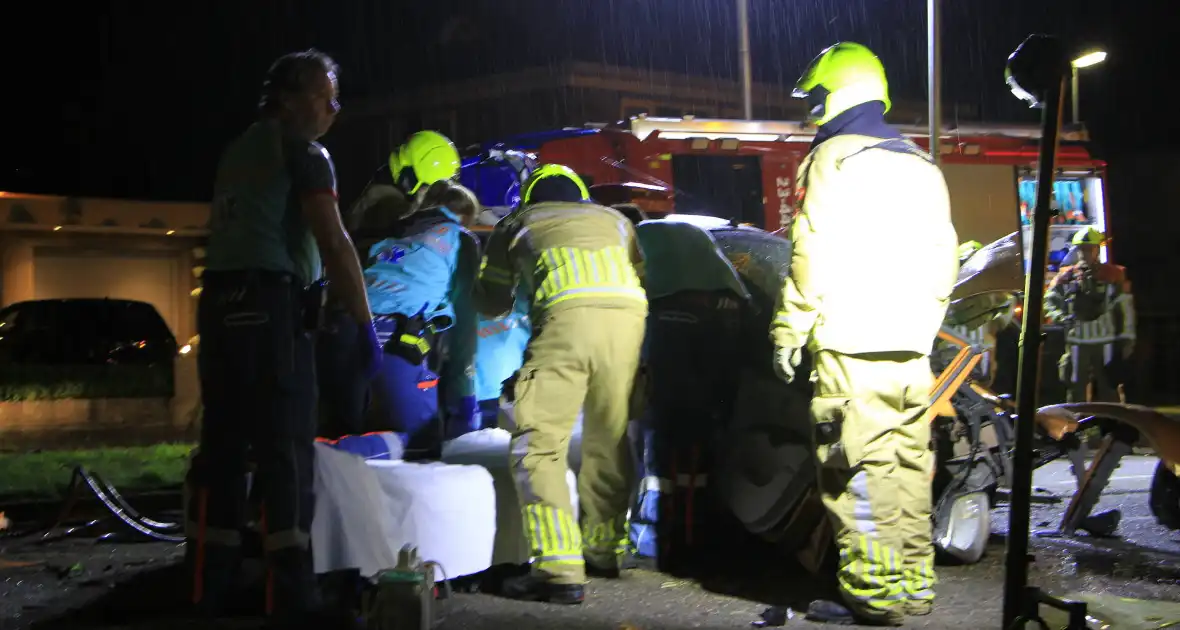 Gewonde bevrijdt na botsing tegen boom - Foto 4