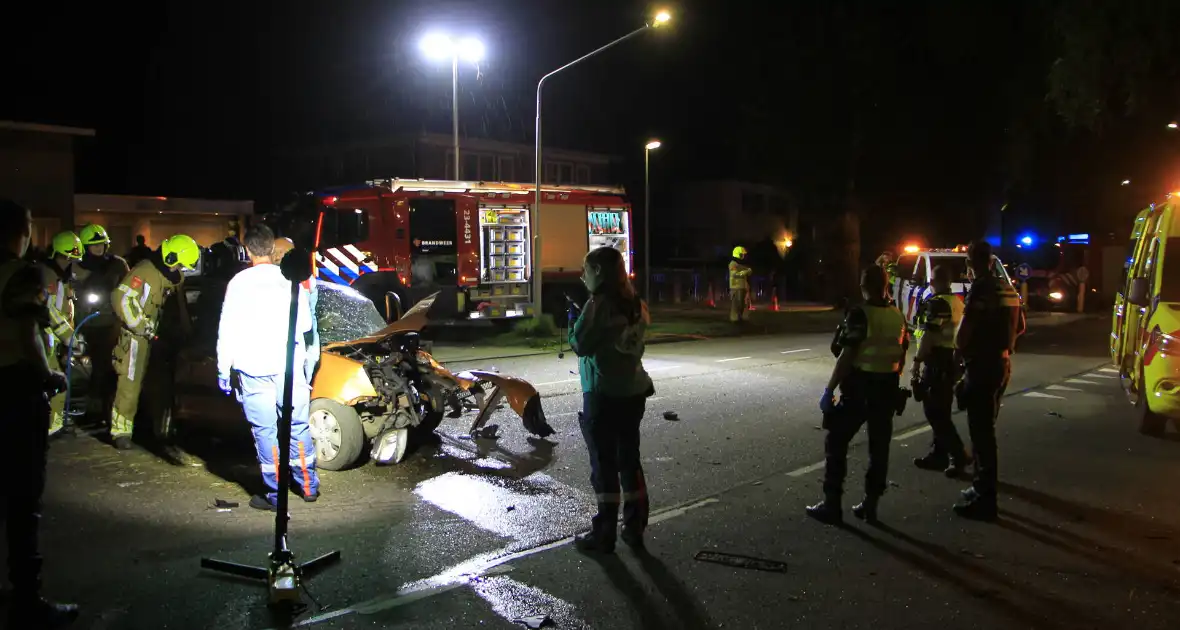 Gewonde bevrijdt na botsing tegen boom - Foto 5