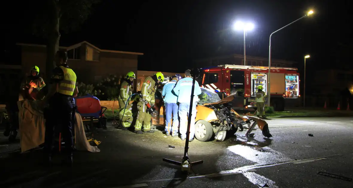 Gewonde bevrijdt na botsing tegen boom - Foto 6