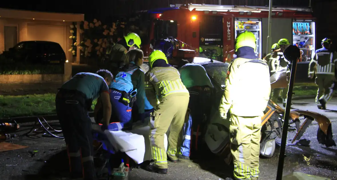 Gewonde bevrijdt na botsing tegen boom - Foto 7