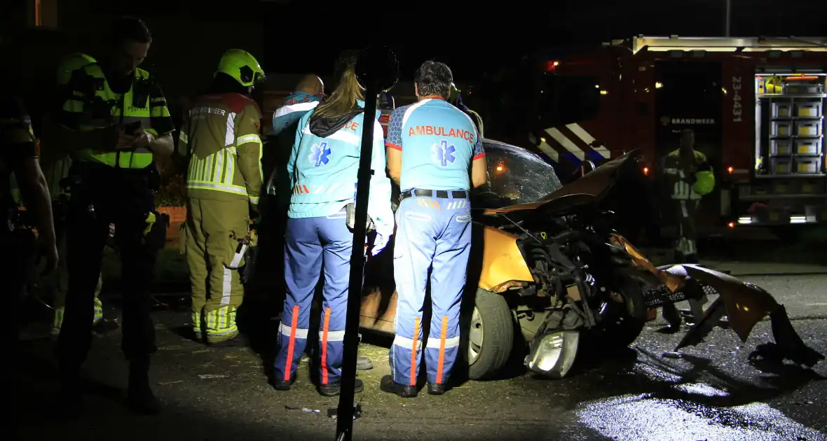 Gewonde bevrijdt na botsing tegen boom - Foto 8